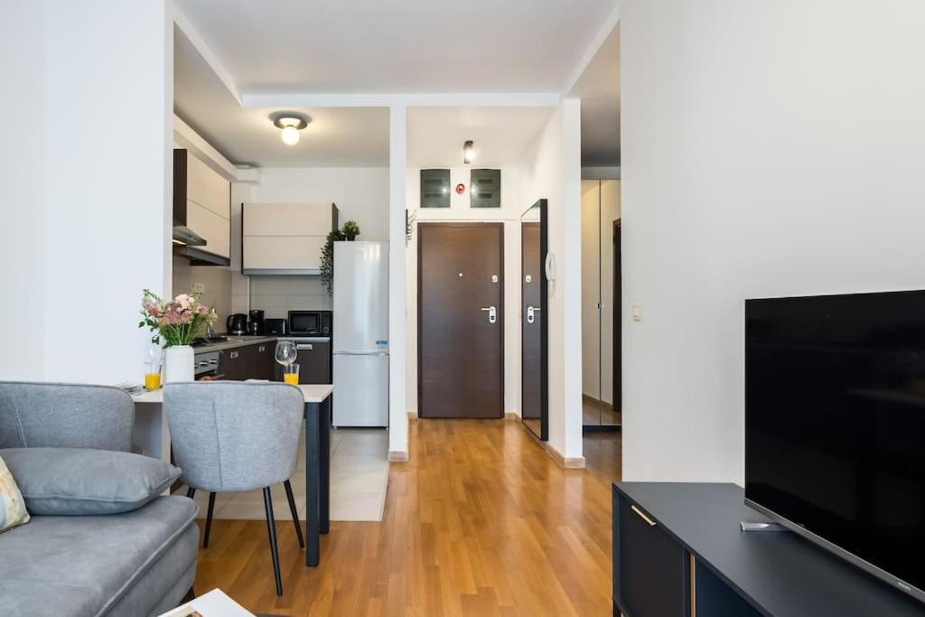 Vivando - Bright 1br - View Balcony - Parking Apartment