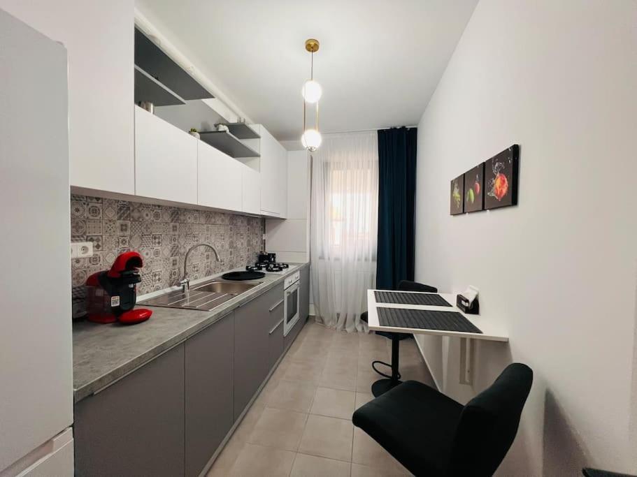 Stylish Urban Studio, Sky Garden Apartment