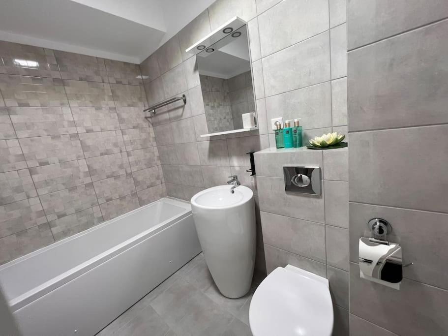 Apartment Stylish Urban Studio, Sky Garden Bucharest