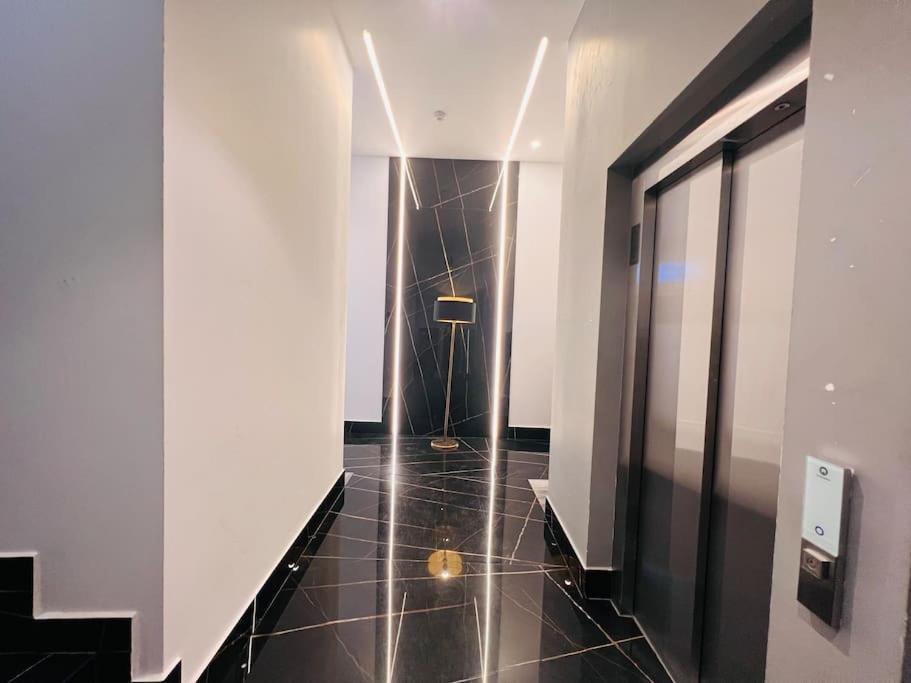 Stylish Urban Studio, Sky Garden Apartment