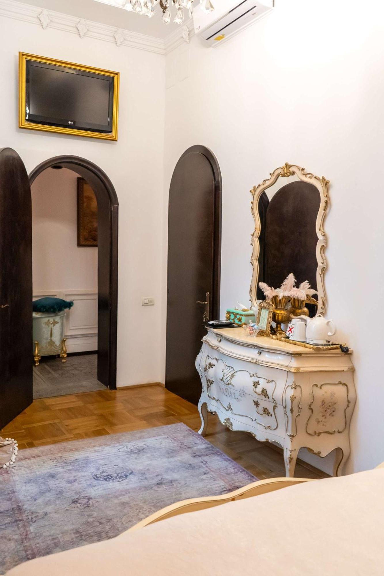 Hotel Conacul Coroanei Luxury Boutique Bucureşti