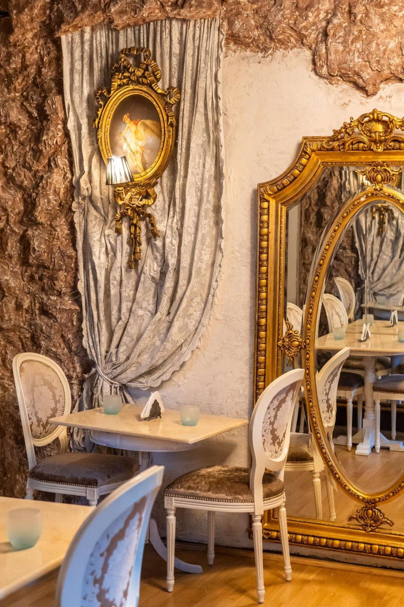 Conacul Coroanei Luxury Boutique Bucureşti