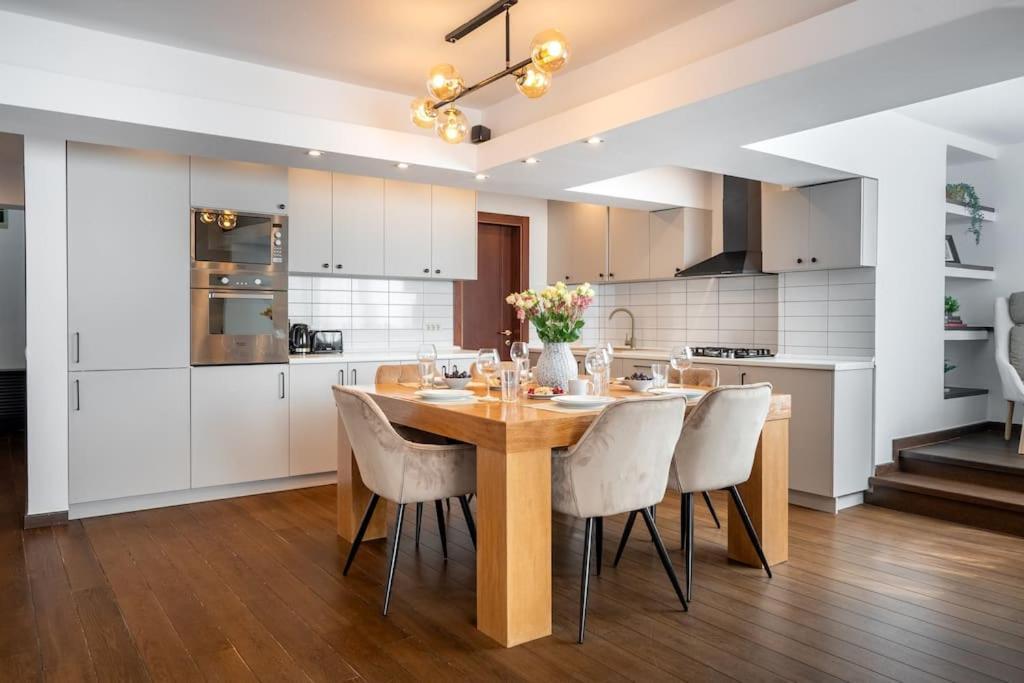 Superb Views 3br Duplex - 4 Balconies + Parking Apartment