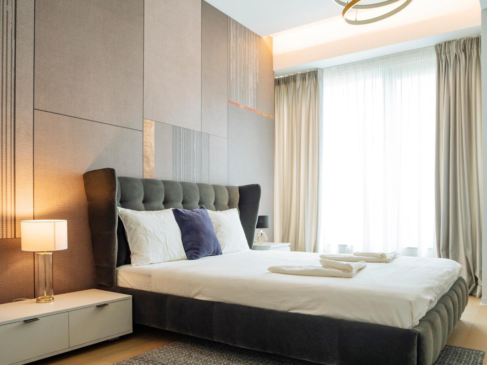 Luxury Living: Spectacular Views & Modern Elegance Apartment