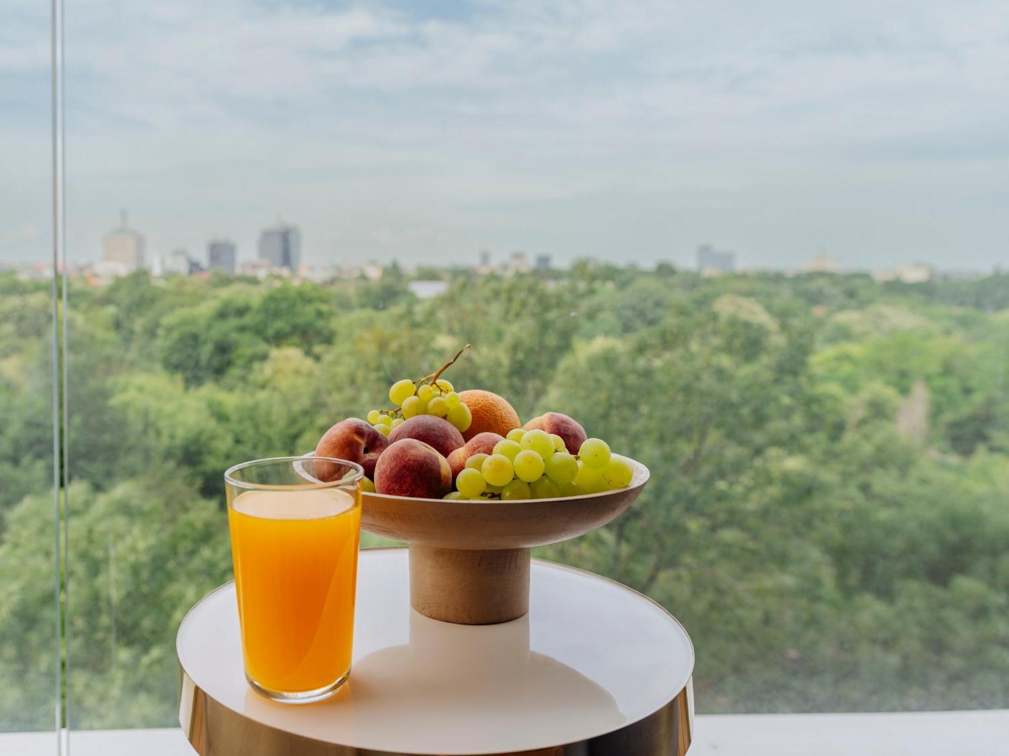 Luxury Living: Spectacular Views & Modern Elegance Apartment