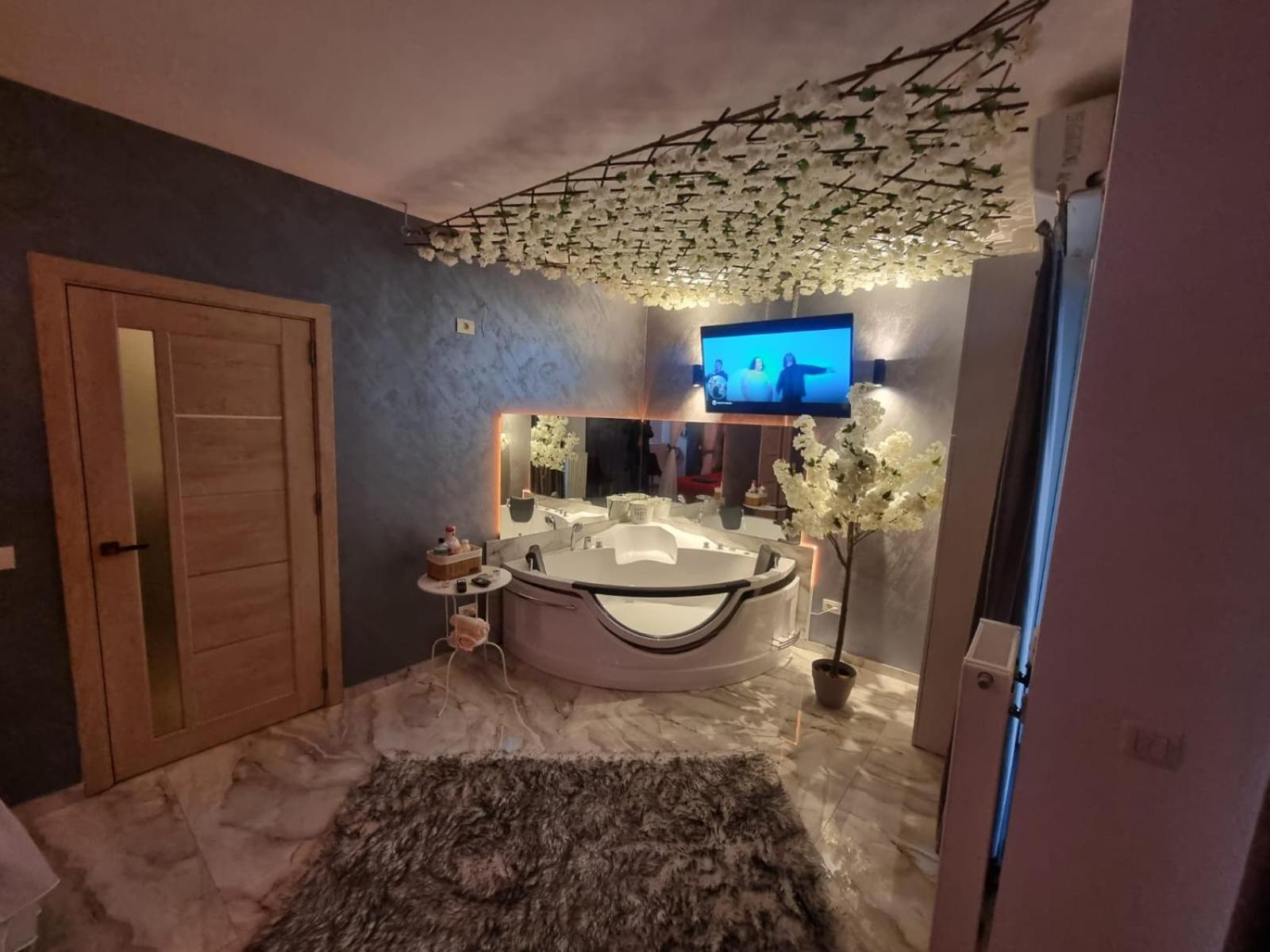 Deluxe Jacuzzi & Baldaquin Bucharest