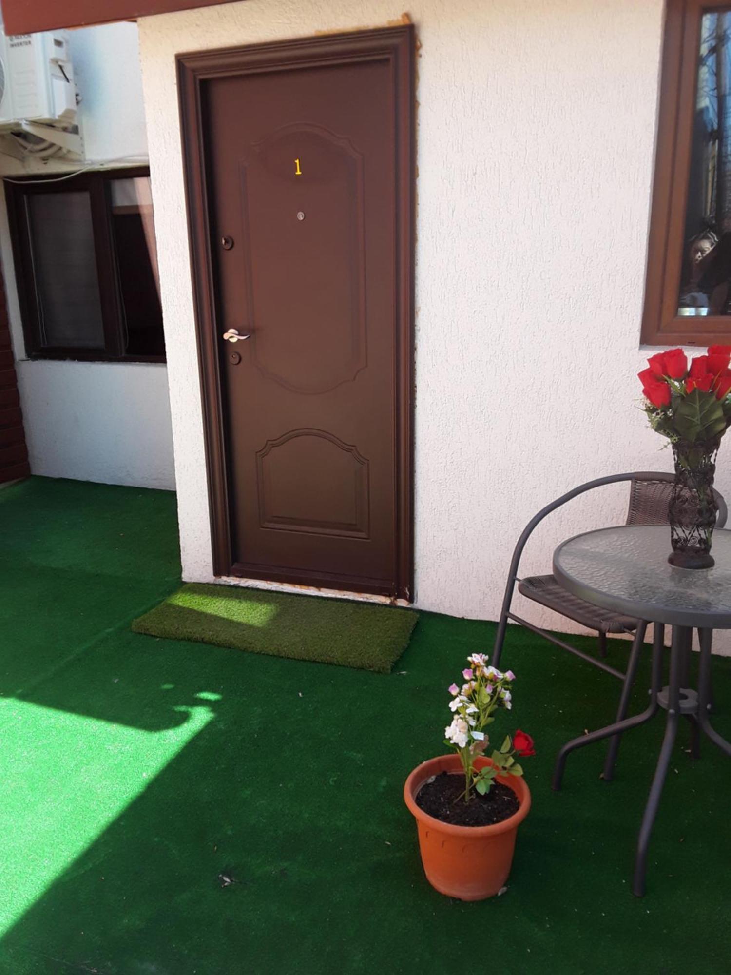 Aura's West Private Parking In Front Yard Bucharest