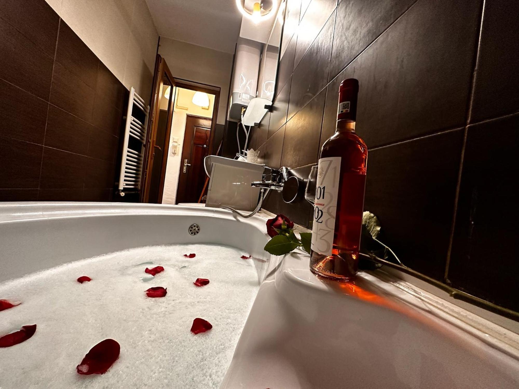Romantic Charm, Spa, Free Early Check-in Apartment Bucharest