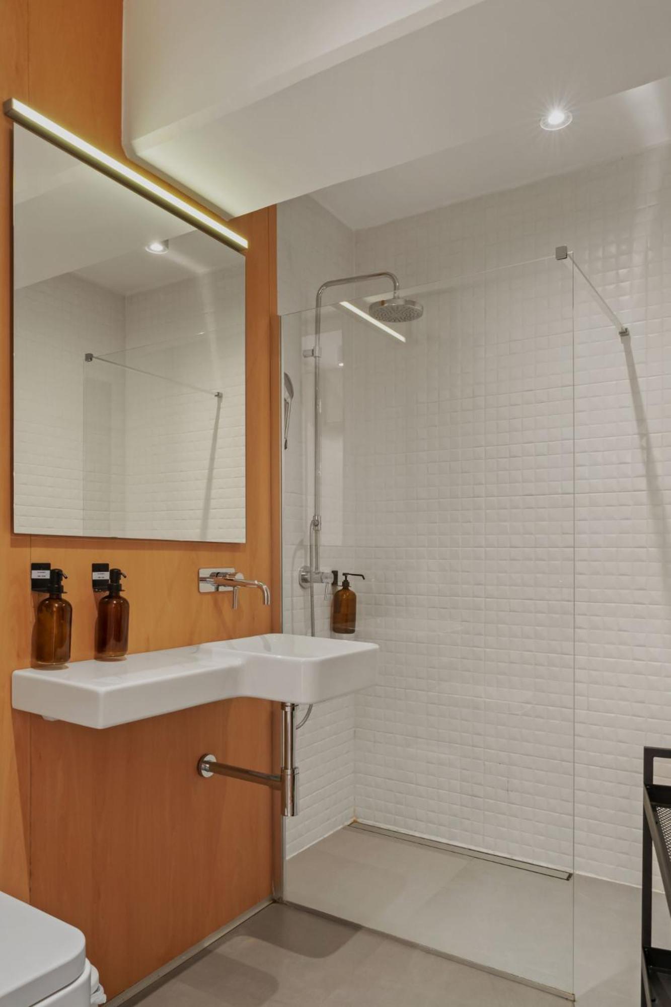 Rh - Opposite Mall, Metro, Balcony - Rh Living Apartment *