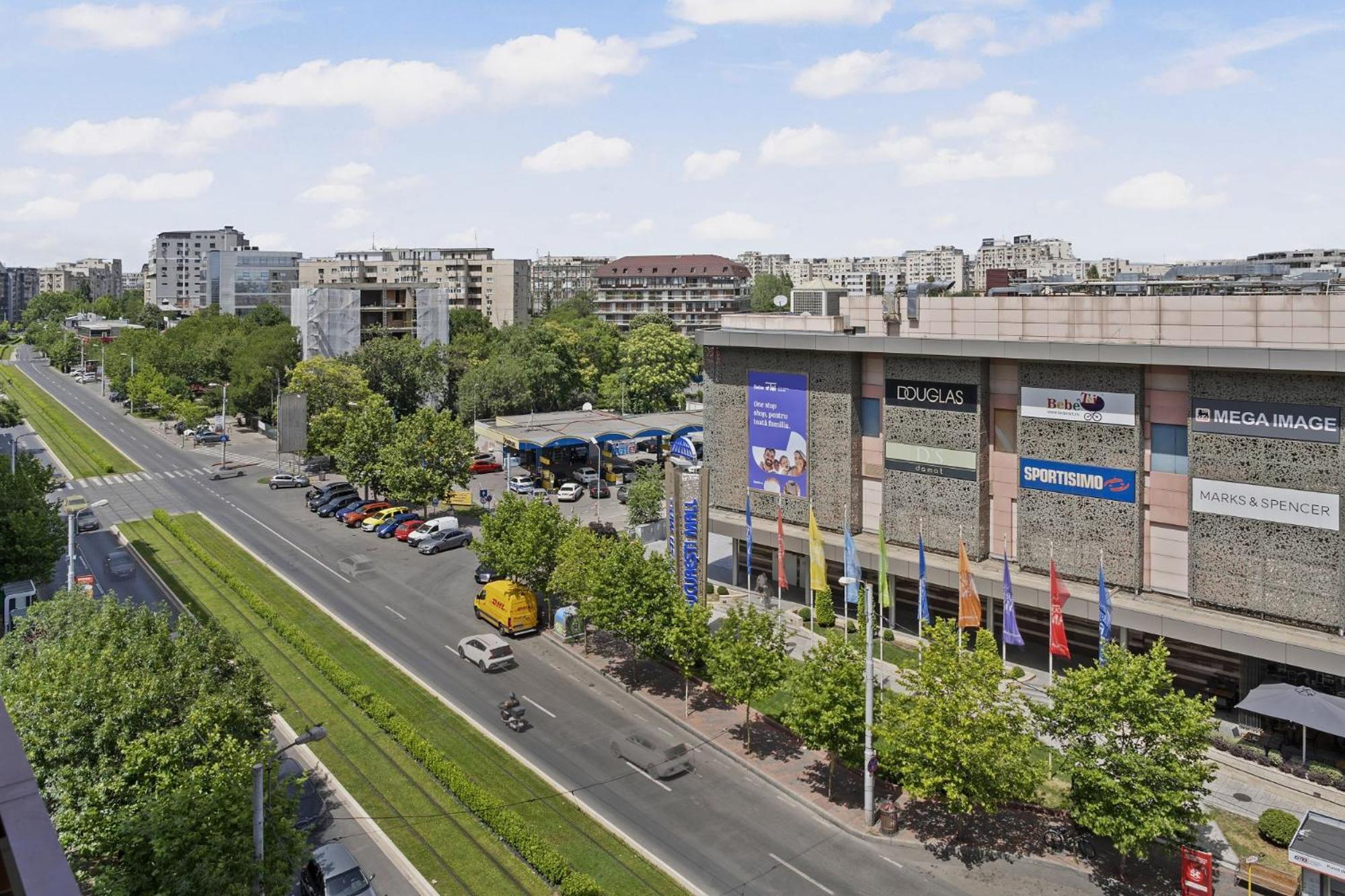 Apartment Rh - Opposite Mall, Metro, Balcony - Rh Living *