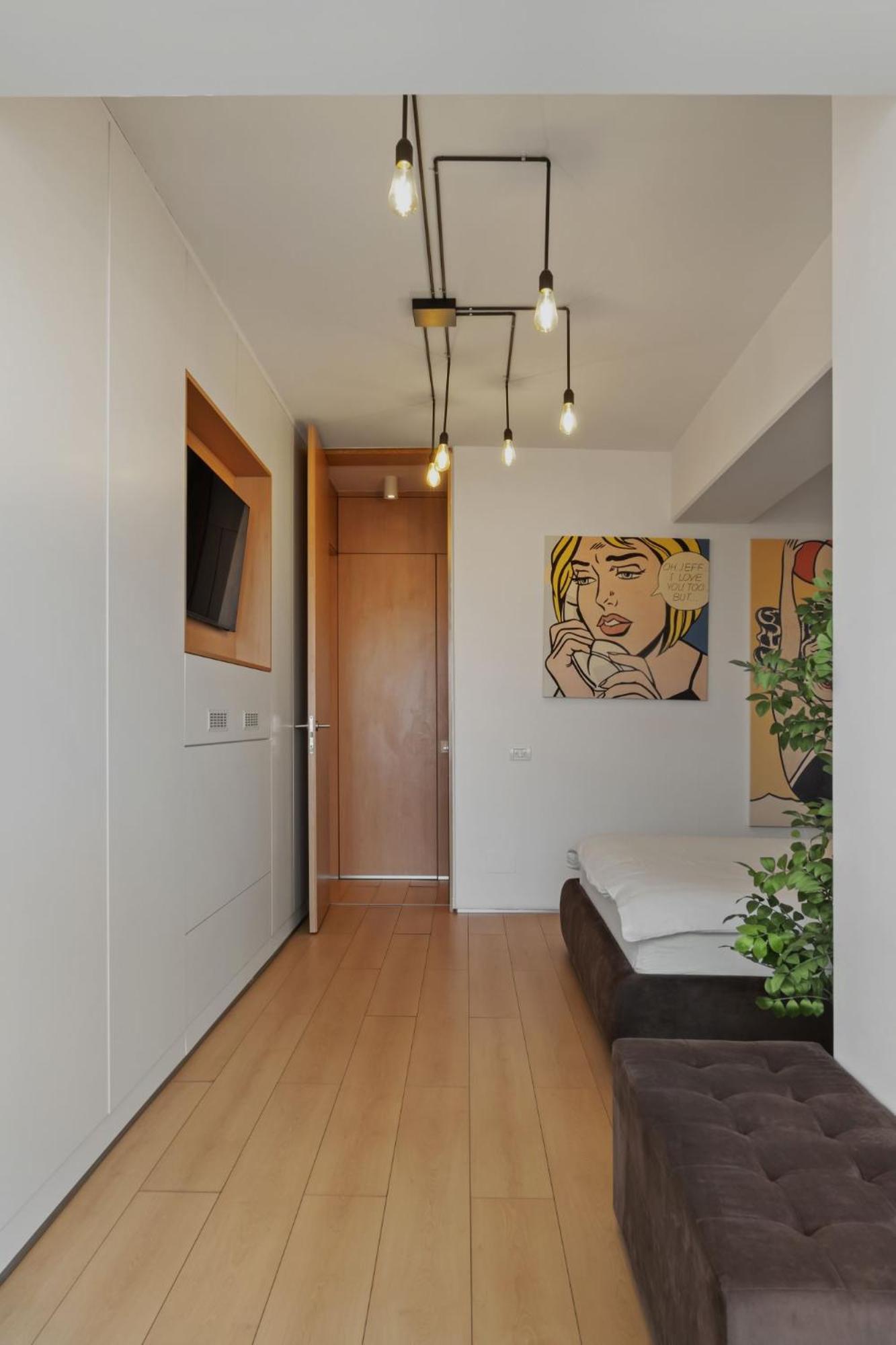 Rh - Opposite Mall, Metro, Balcony - Rh Living Apartment