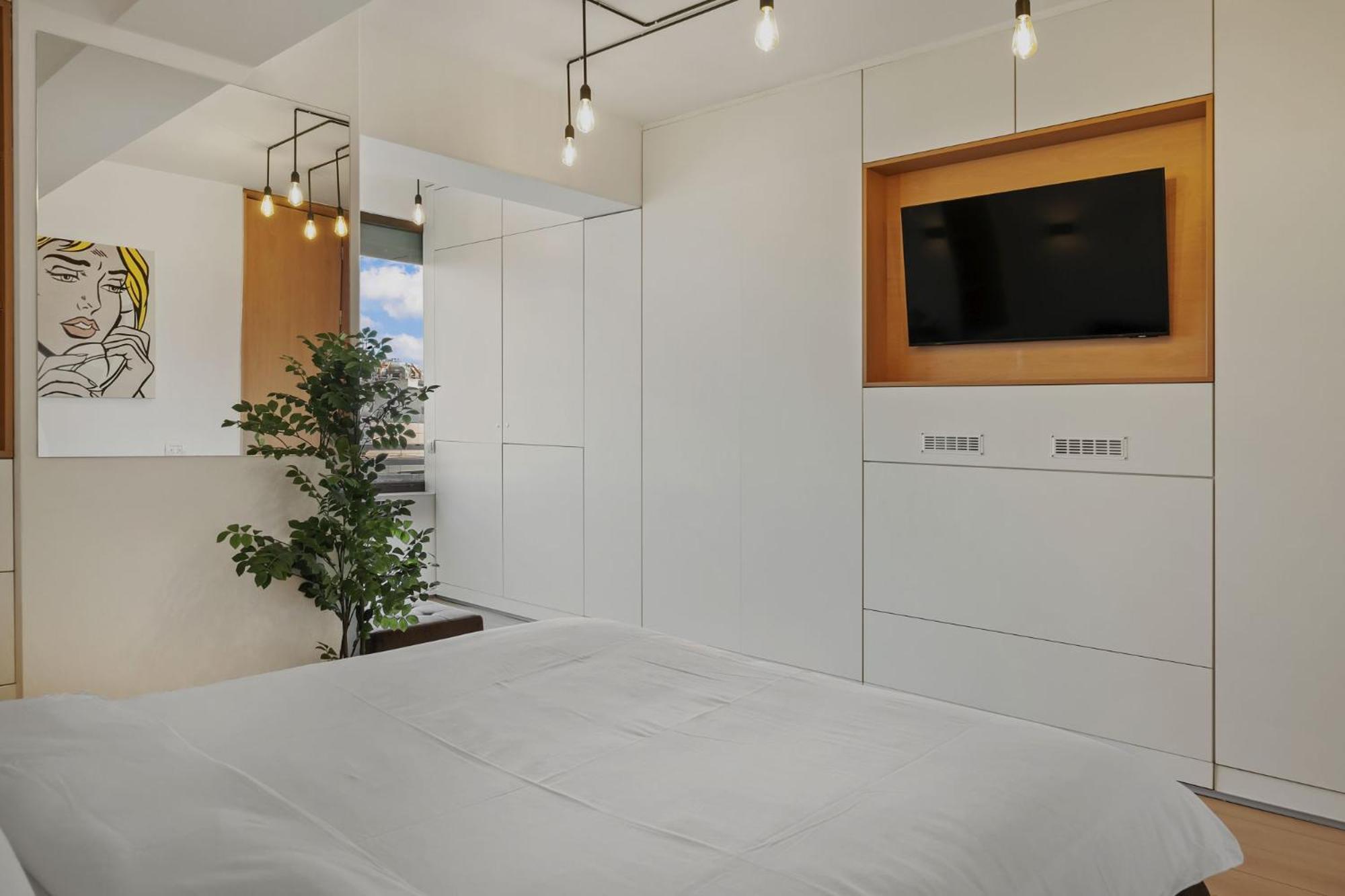 Rh - Opposite Mall, Metro, Balcony - Rh Living Apartment *