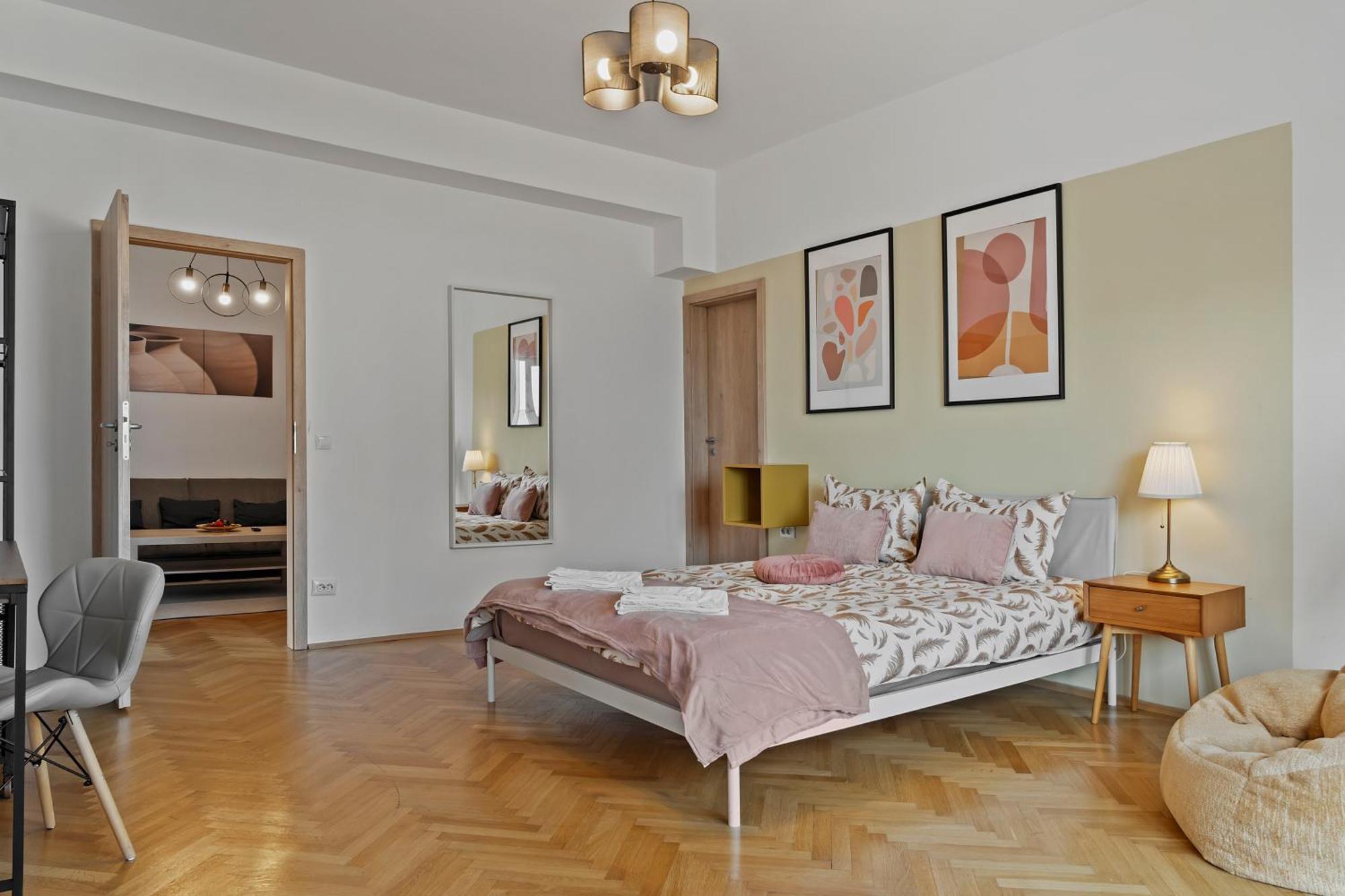 Ultracentral Dreamland 3 Bdrm Apartment *