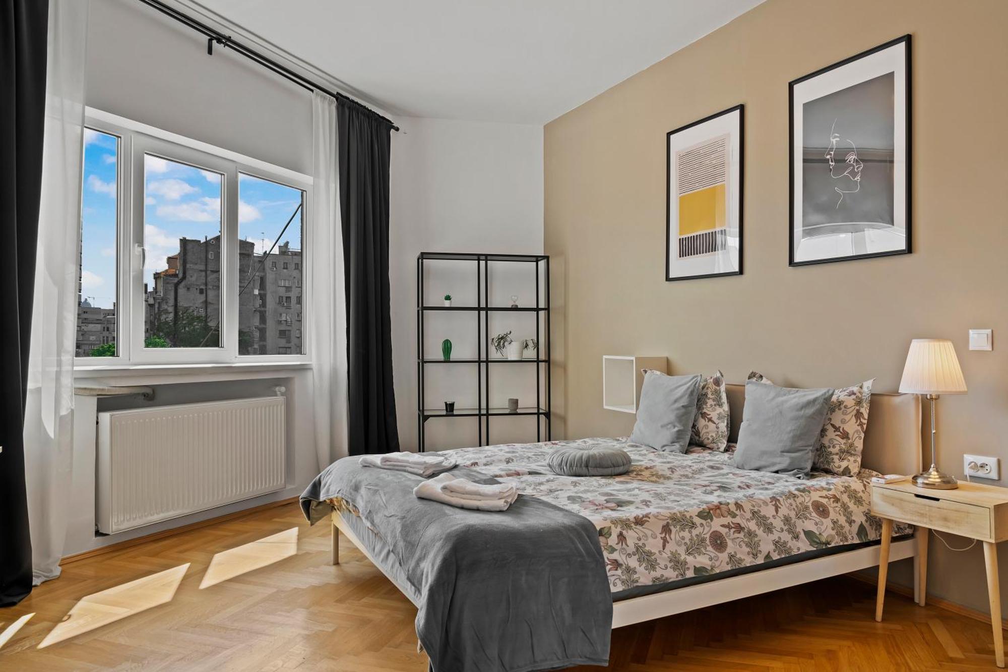 Ultracentral Dreamland 3 Bdrm Apartment *