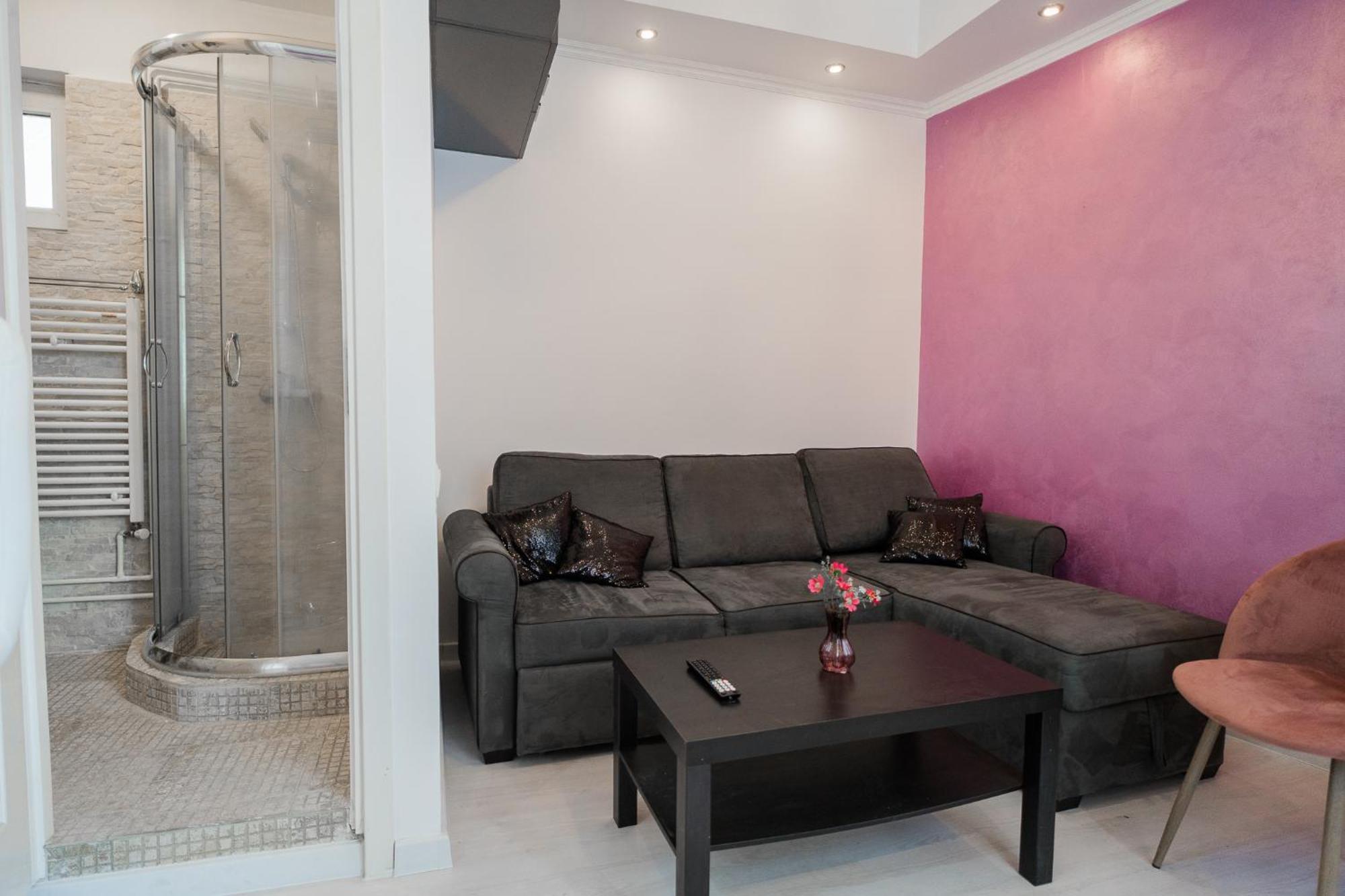 Ultra White & Lila Apartment