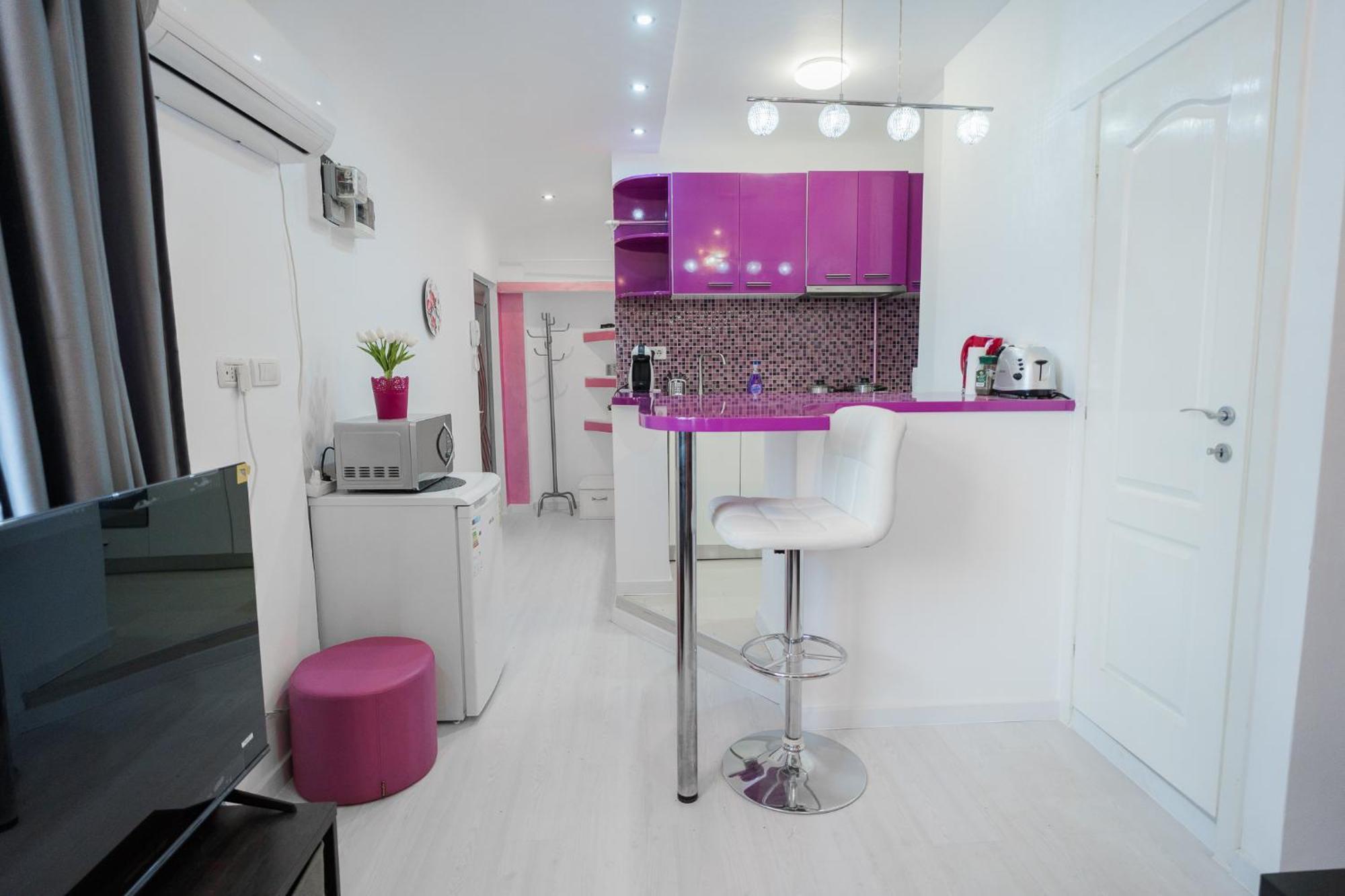 Ultra White & Lila Apartment Bucharest