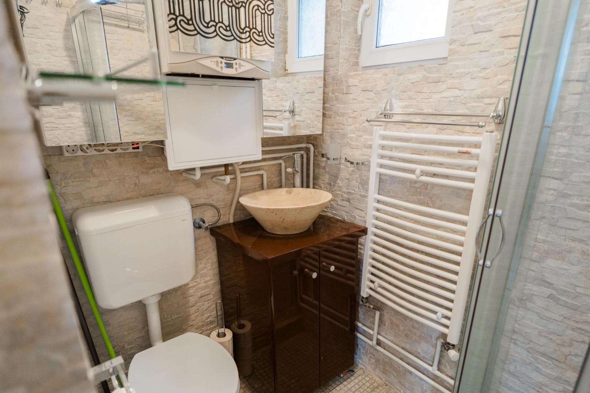 Apartment Ultra White & Lila Bucharest
