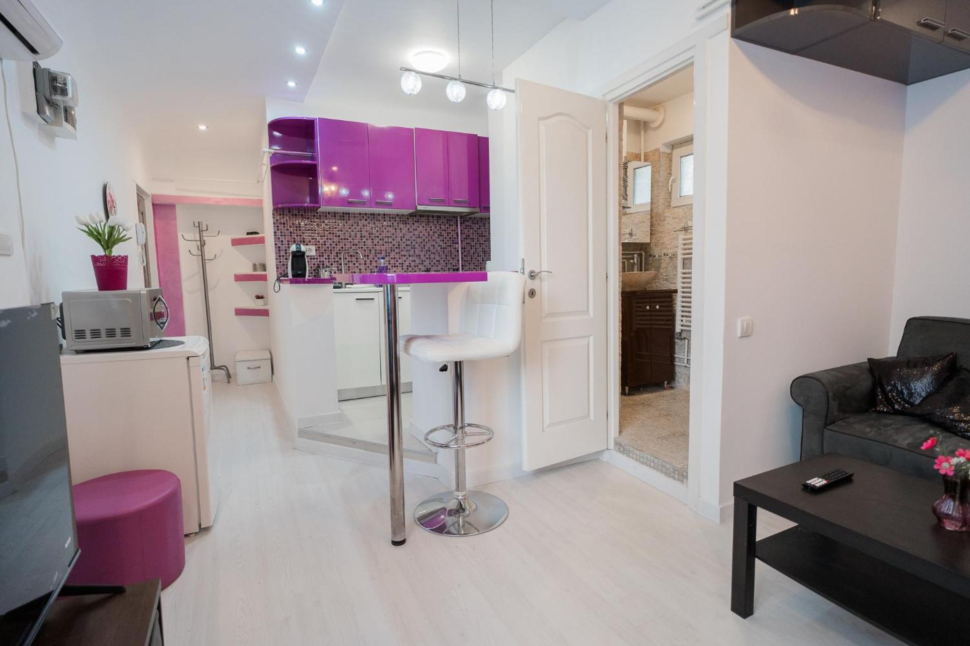 Ultra White & Lila Apartment