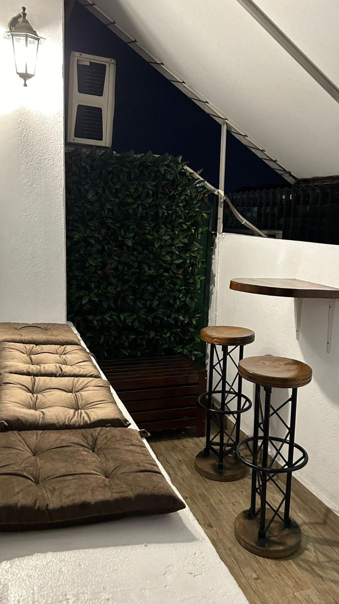 Cozy Wood Themed Sky Bar Free Minibar Bucareste