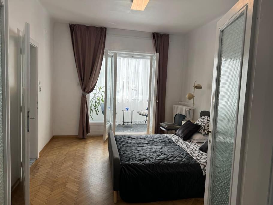 Airy & Beautiful Downtown Apartamento