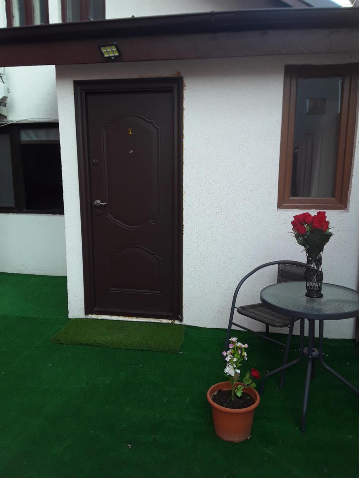 Aura's West Private Parking In Front Yard *