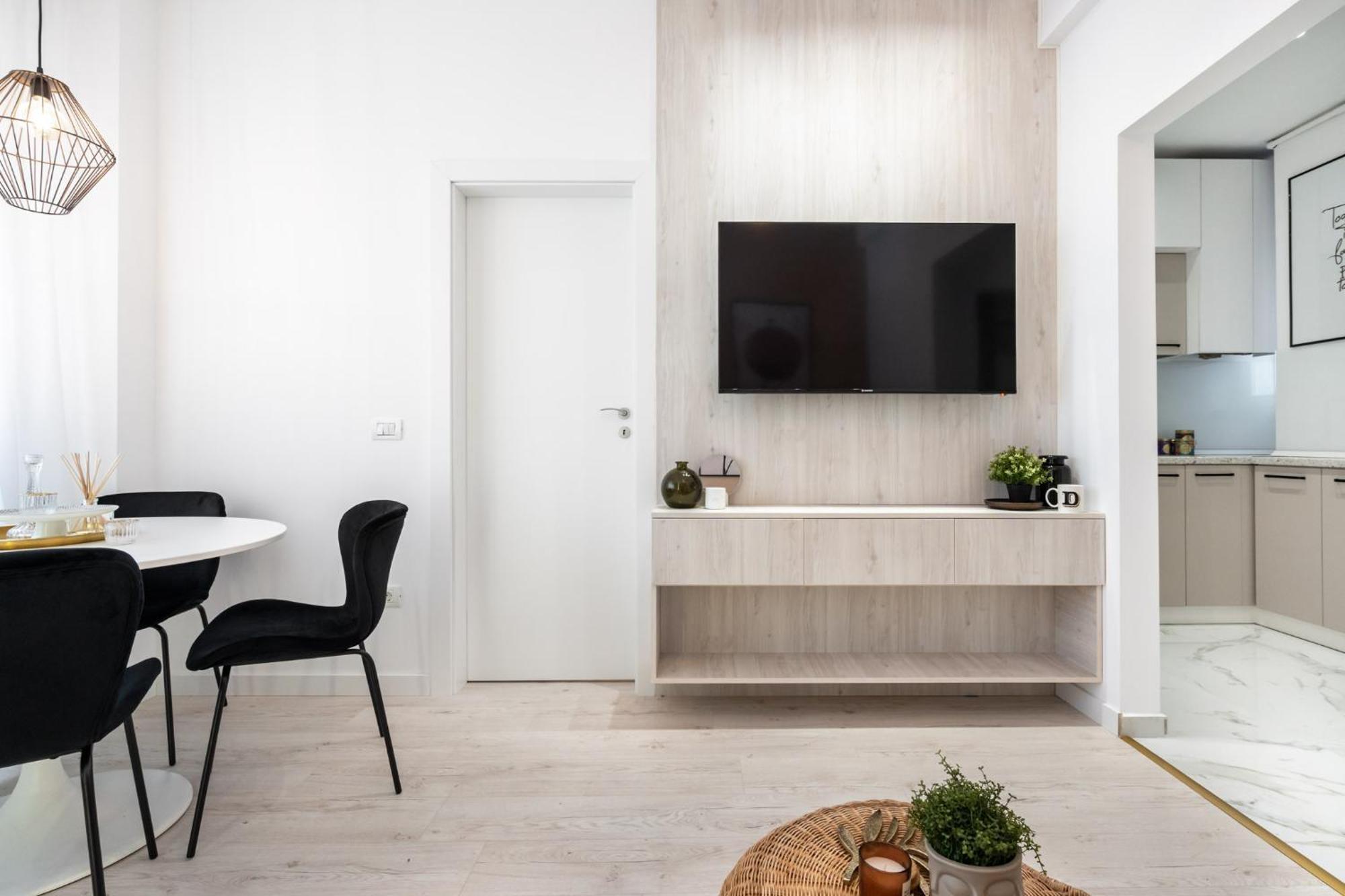 Elegant Escape With Balcony Calea Victoriei Apartment Bucharest