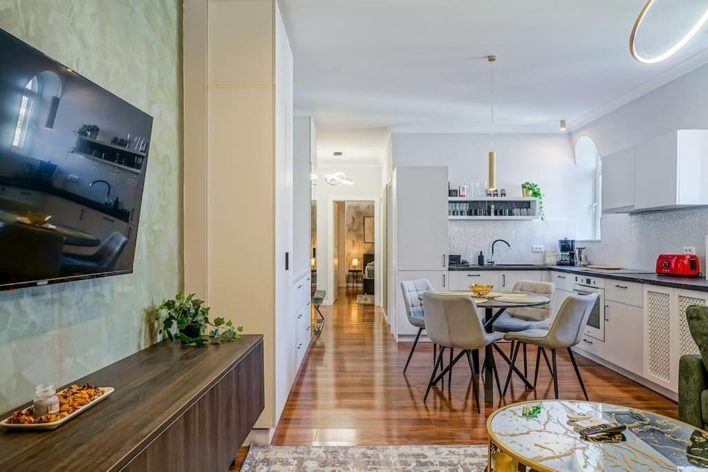 Apartment Chic 2br - Ateneu - Center Bucharest