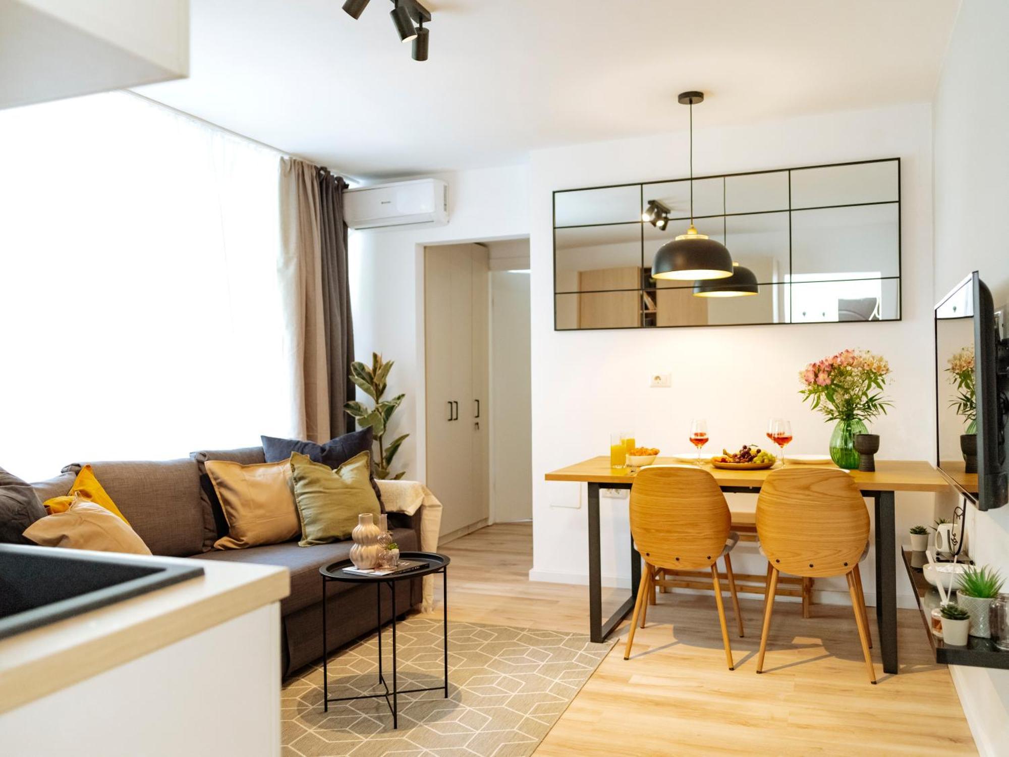 Luna - Romana Square Apartment