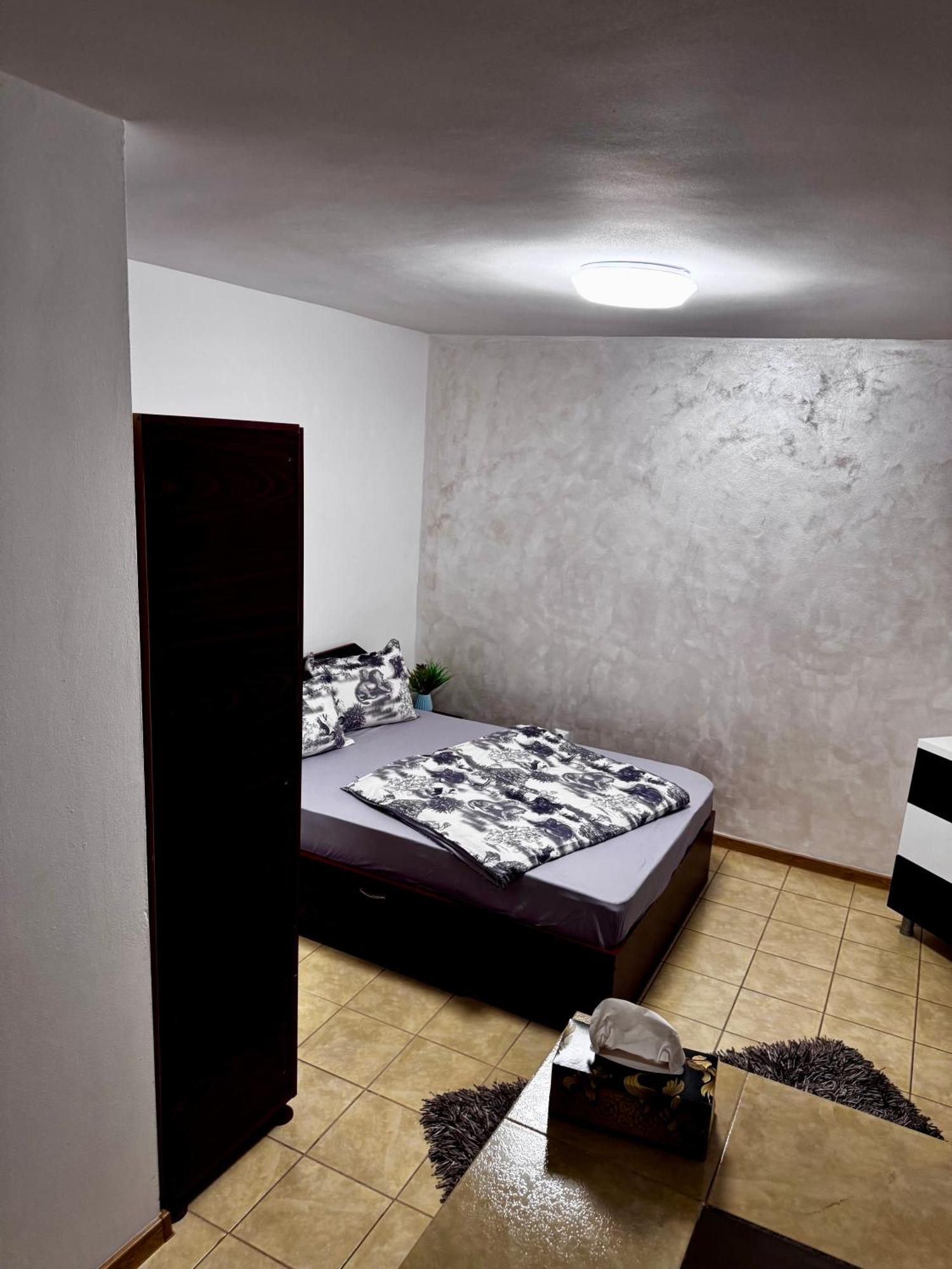 Efrem Guest house