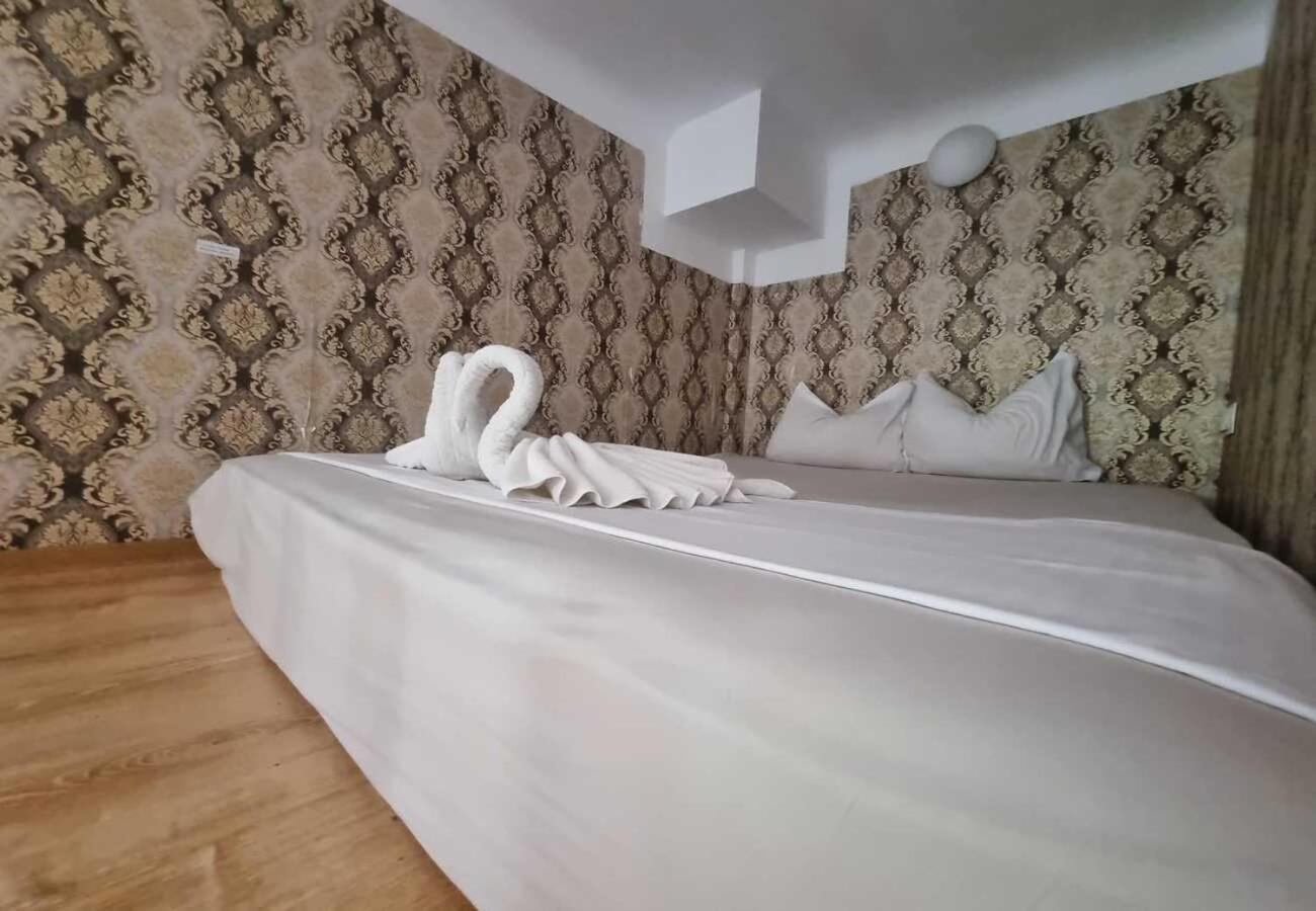 Chic Old Town Escape With Modern Comforts *