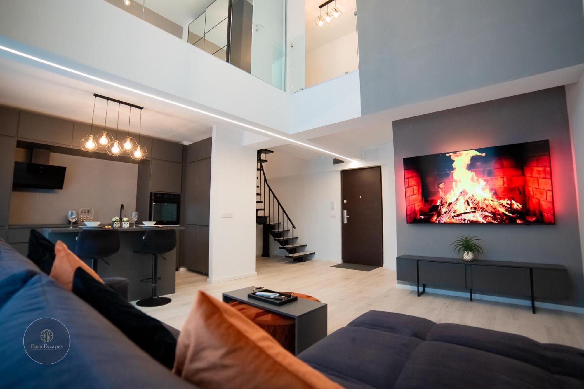 Executive Duplex With Balcony, Skyline Views & Free Parking