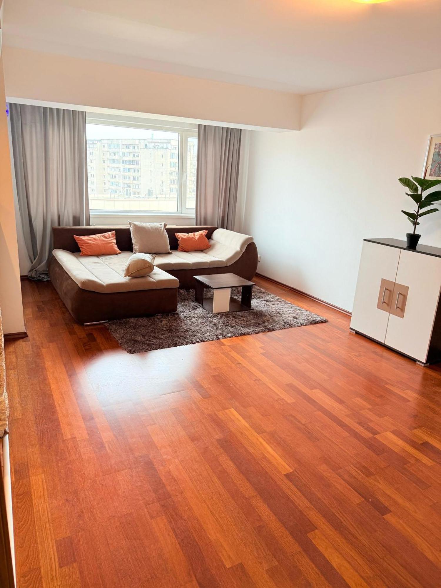 Mona's 6 Apartment