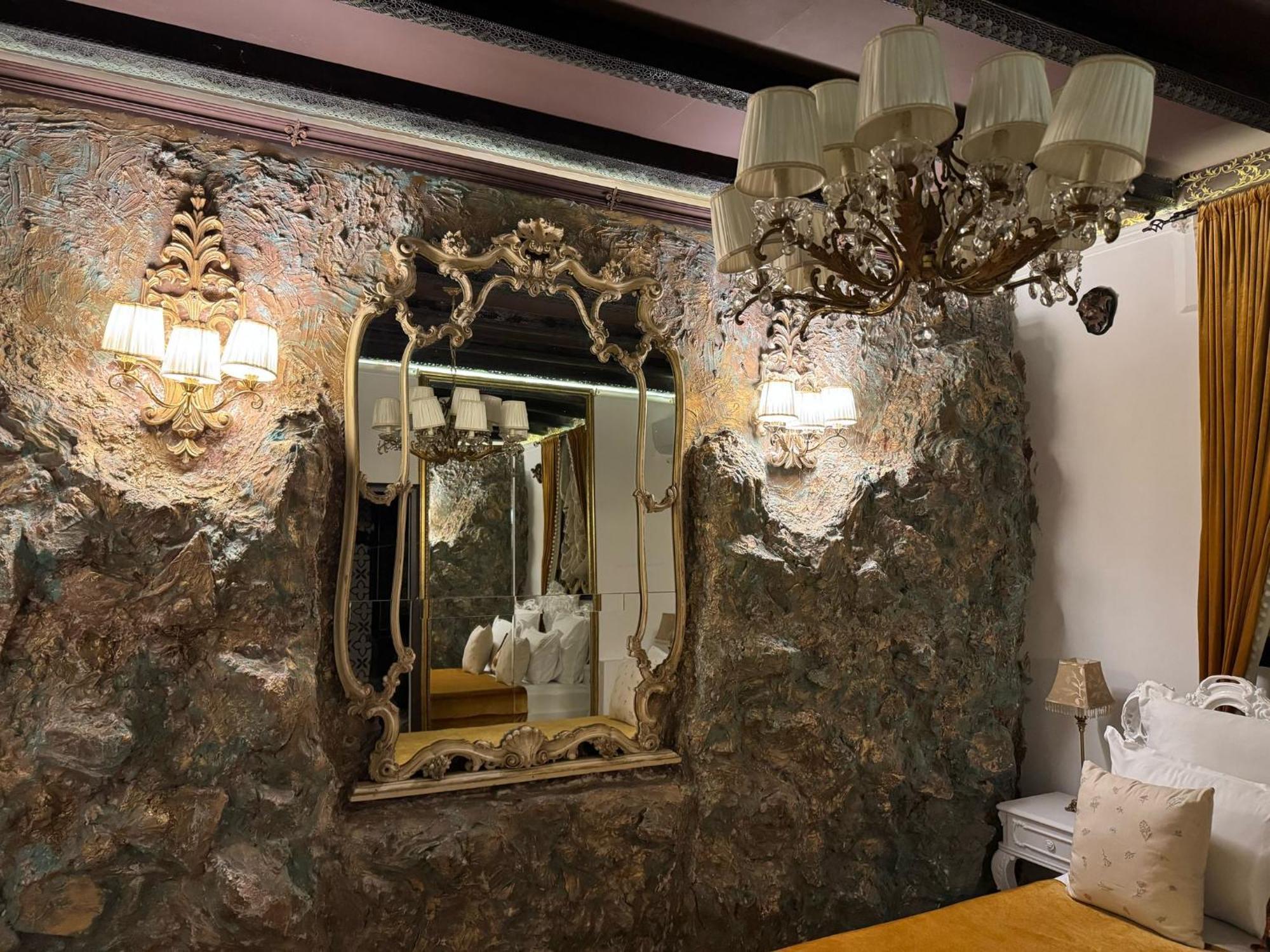 Hotel Conacul Coroanei Luxury Boutique Bucureşti