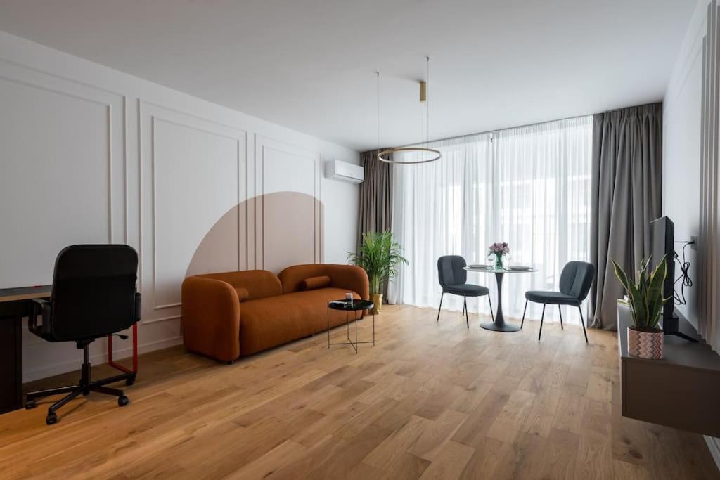 Orange In One Cotroceni Apartment