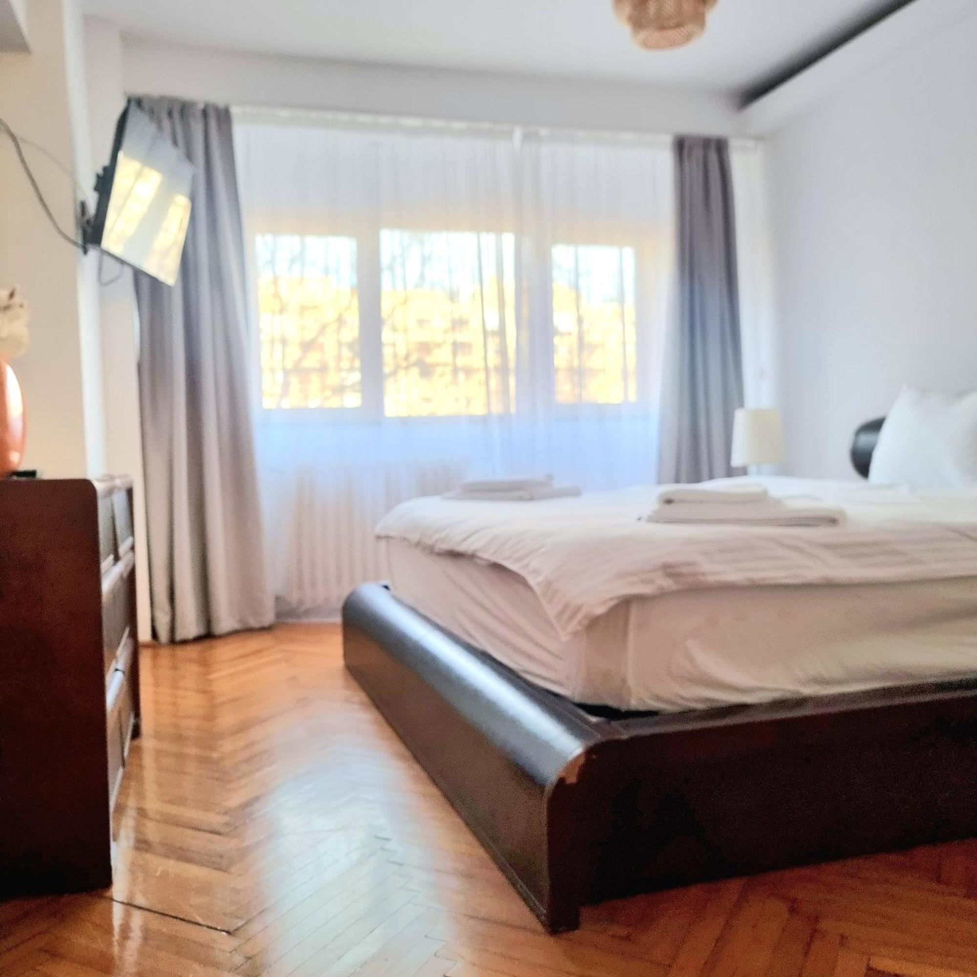 Next 2 Parliament - Tranquil Unirii - Airy & Comfy With Parking Apartment