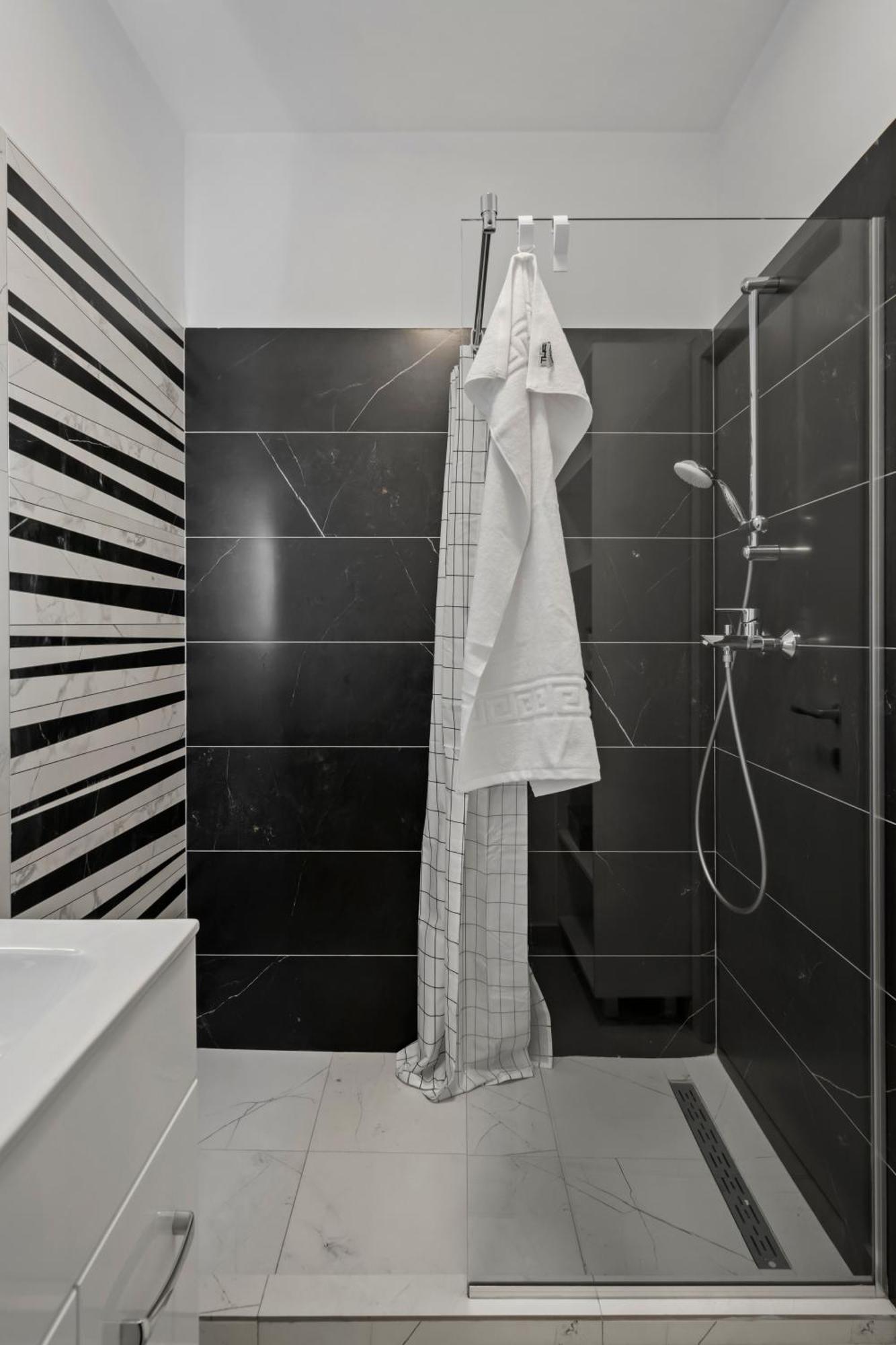 Ultra-modern & Spacious 2br With Balcony Bucharest