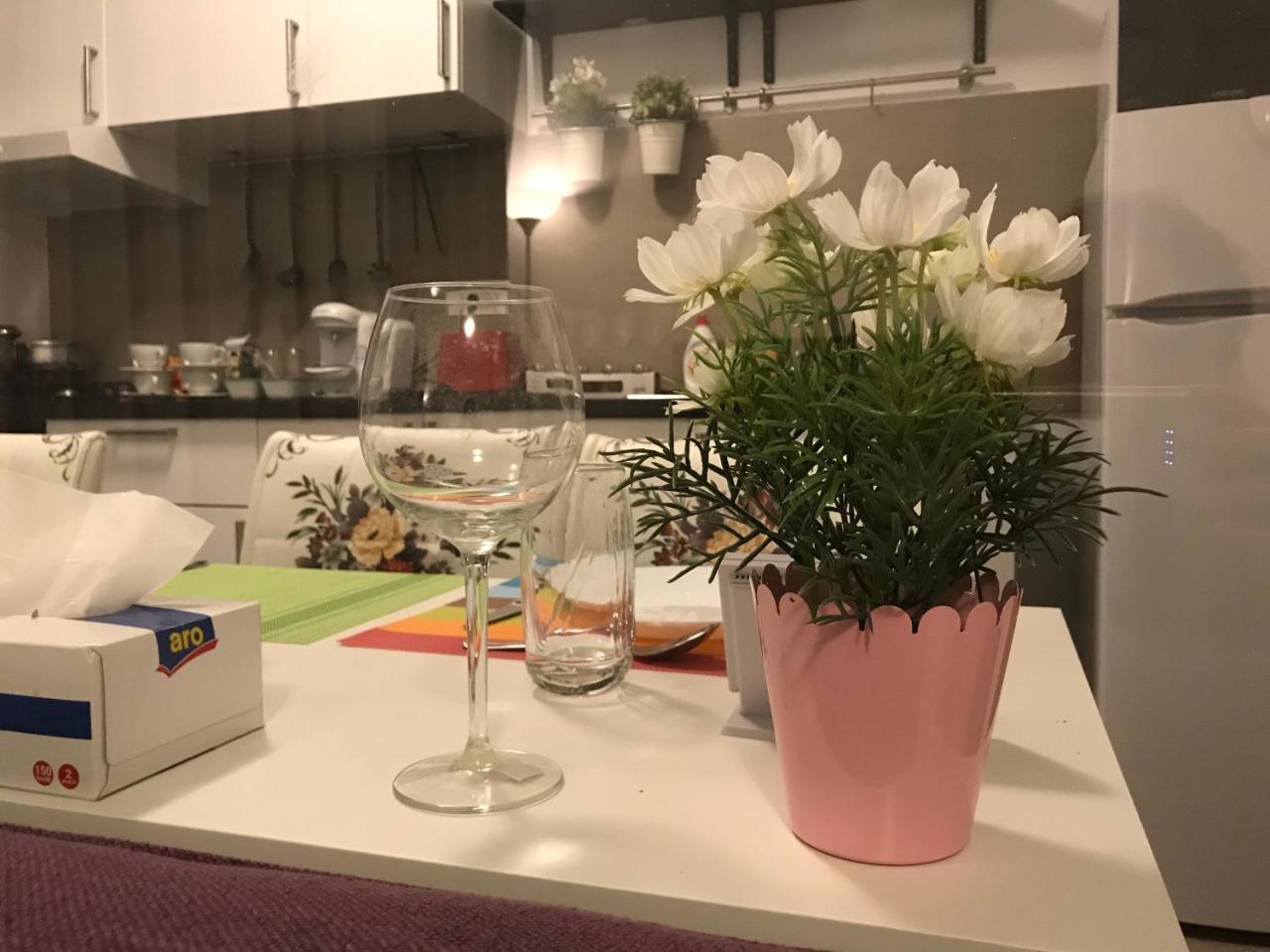21 Apartment *