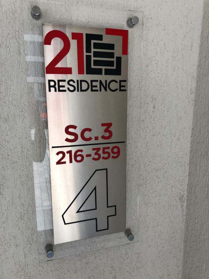 21 Apartment *