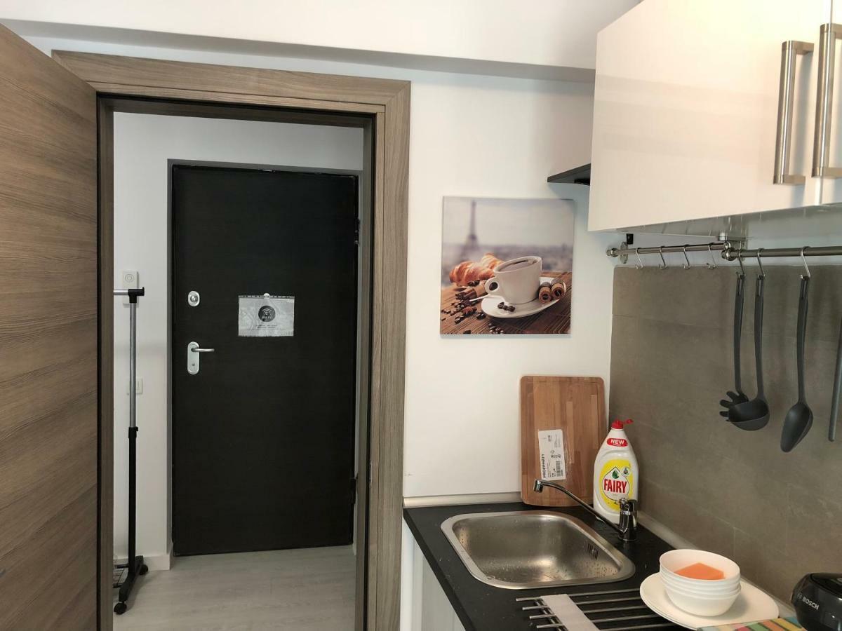 21 Apartment *