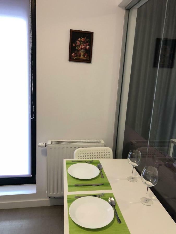 Apartment 21 *