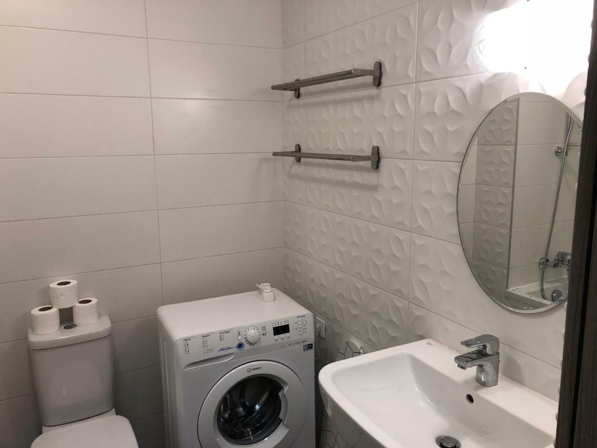 Apartment 21 *
